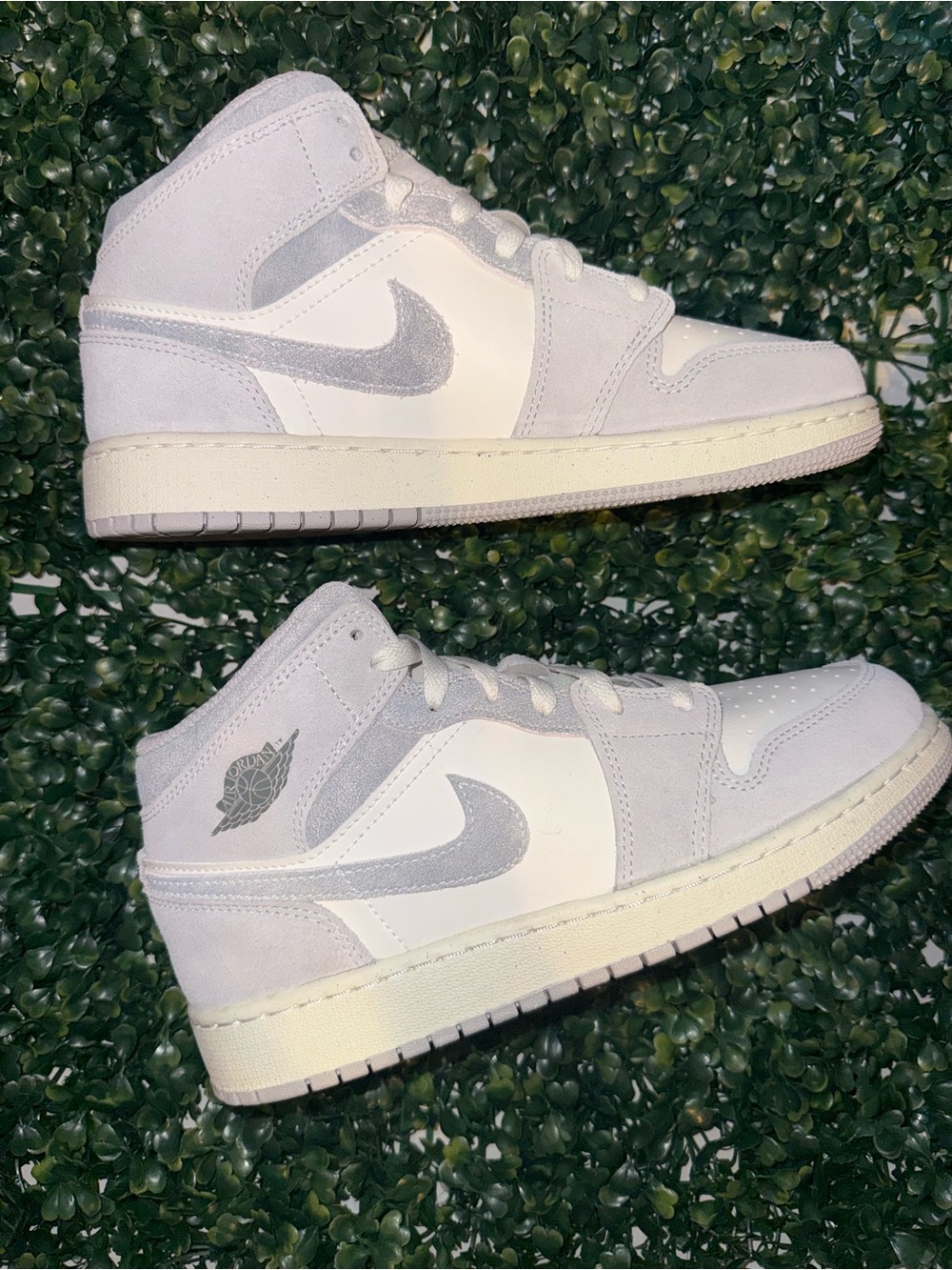 Air Jordan 1 Mid SE (GS) NEW (NO LID) Neutral Grey/White